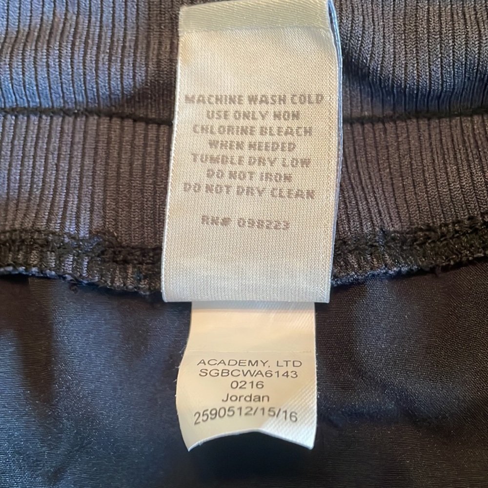 EUC bcg black with grey trim capris - Picture 4 of 8